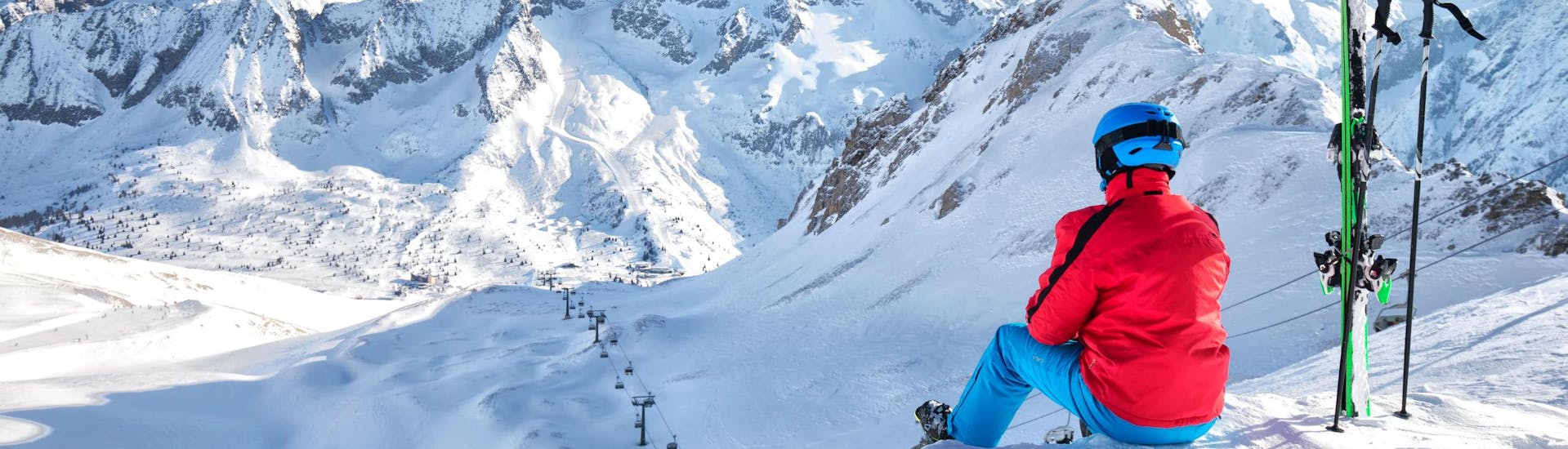 Ein Skifahrer macht eine kurze Pause von seinem Skikurs mit einer der örtlichen Skischulen aus Ponte di Legno und genießt das umliegende Bergpanorama.
