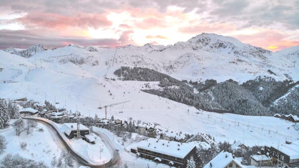 Ein Ausblick über die Skipisten des italienischen Skigebiets Prato Nevoso, auf denen die örtlichen Skischulen ihre Skikurse abhalten.
