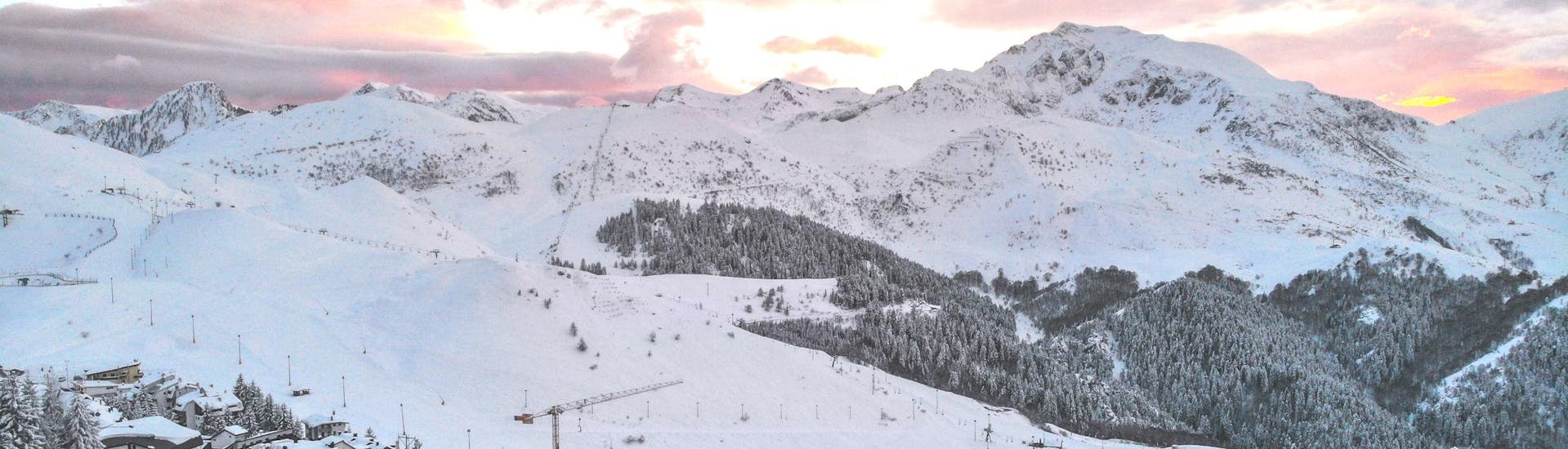 Ein Ausblick über die Skipisten des italienischen Skigebiets Prato Nevoso, auf denen die örtlichen Skischulen ihre Skikurse abhalten.