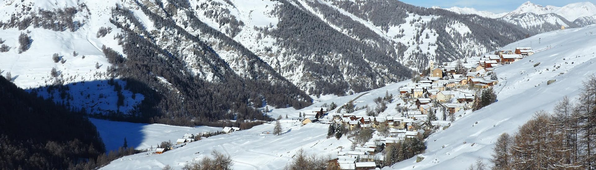 Le charmant village du Queyras en hiver où les écoles de ski proposent des cours de ski.