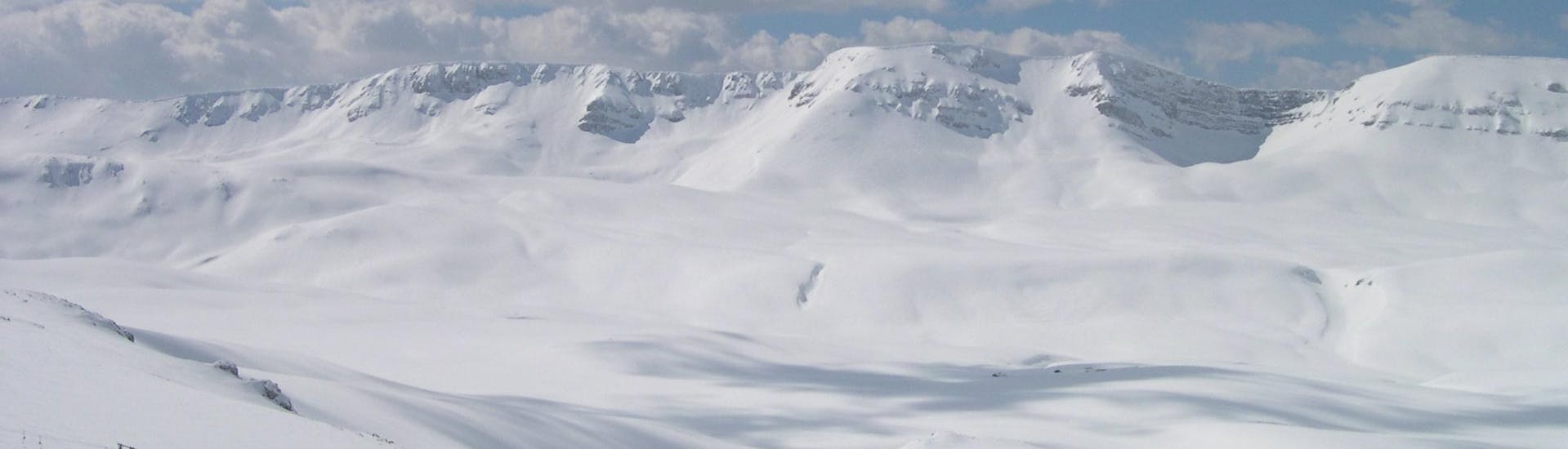 Vista sulle piste della stazione sciistica di Roccaraso, dove le scuole di sci locali offrono le loro lezioni di sci.