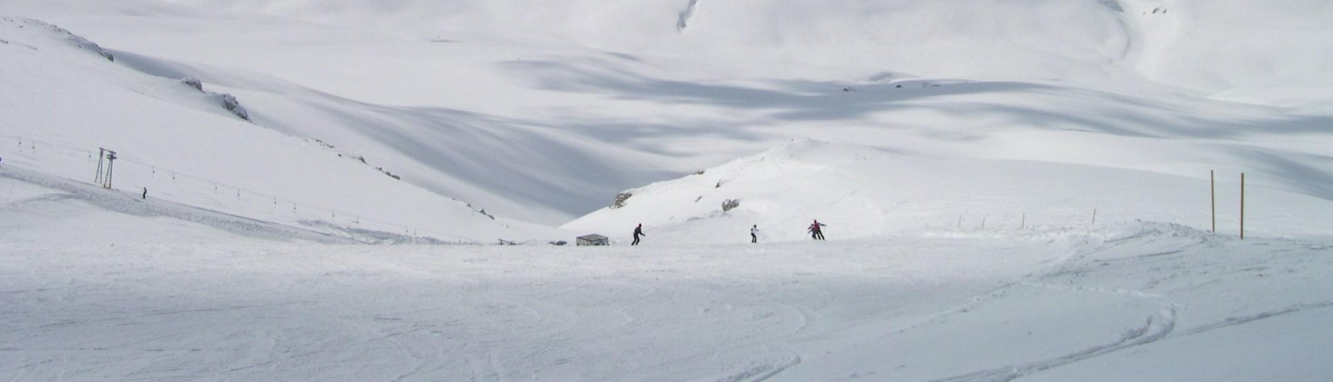 Vista sulle piste della stazione sciistica di Roccaraso nell'Alto Sangro, dove le scuole di sci locali offrono le loro lezioni di sci.