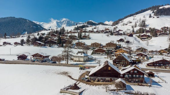 Vogelperspektive von Rougemont in der Schweiz, das im Winter mit Schnee bedeckt ist.