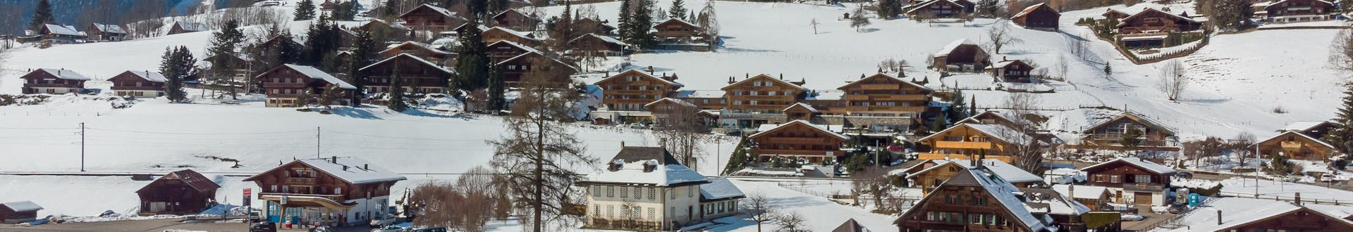 Vogelperspektive von Rougemont in der Schweiz, das im Winter mit Schnee bedeckt ist.