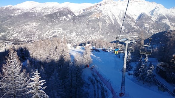 Ein Bild eines Sessellifts im italienischen Skigebiet Sauze d'Oulx, der von örtlichen Skischulen für ihre Skikurse benutzt wird.