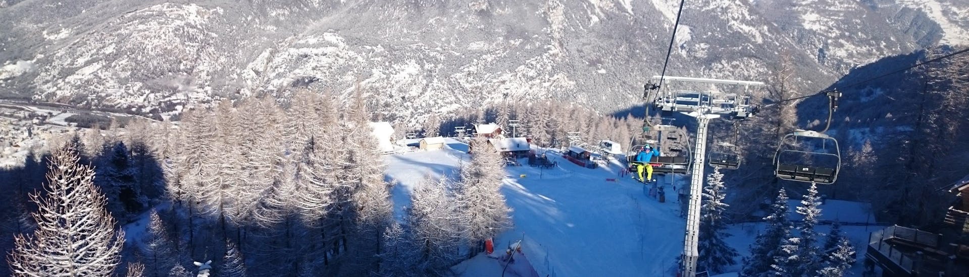 An image of a chair lift in the Italian ski resort of Sauze d'Oulx, where local ski schools take people for their ski lessons.