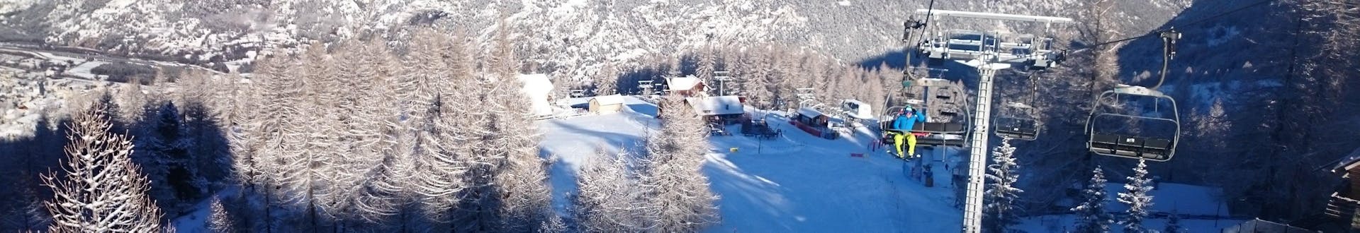 Una foto di una seggiovia nella stazione sciistica italiana di Sauze d'Oulx, che viene utilizzata dalle scuole di sci locali per i loro corsi di sci.