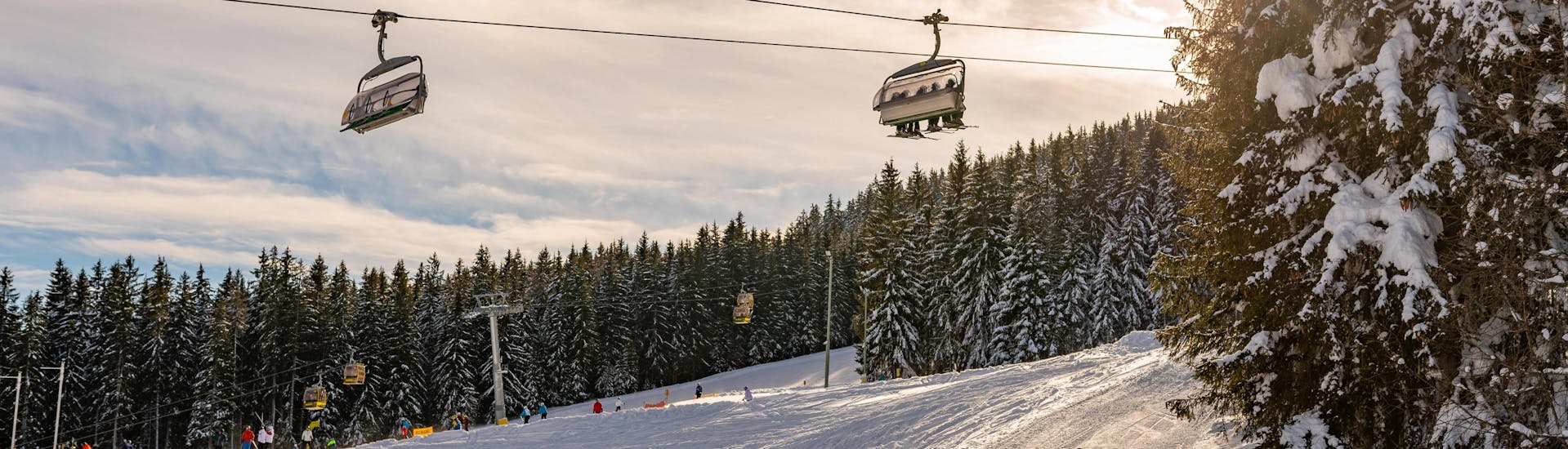 Vue sur un paysage de montagne ensoleillé lors d'un cours de ski avec l'une des écoles de ski de la station de ski Schladming-Planai.