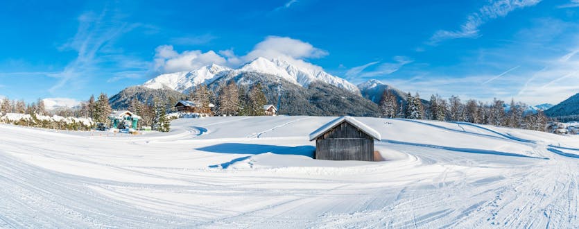 Die verschneite Landschaft um Seefeld in Tirol, wo die örtlichen Skischulen ihre Skikurse anbieten.