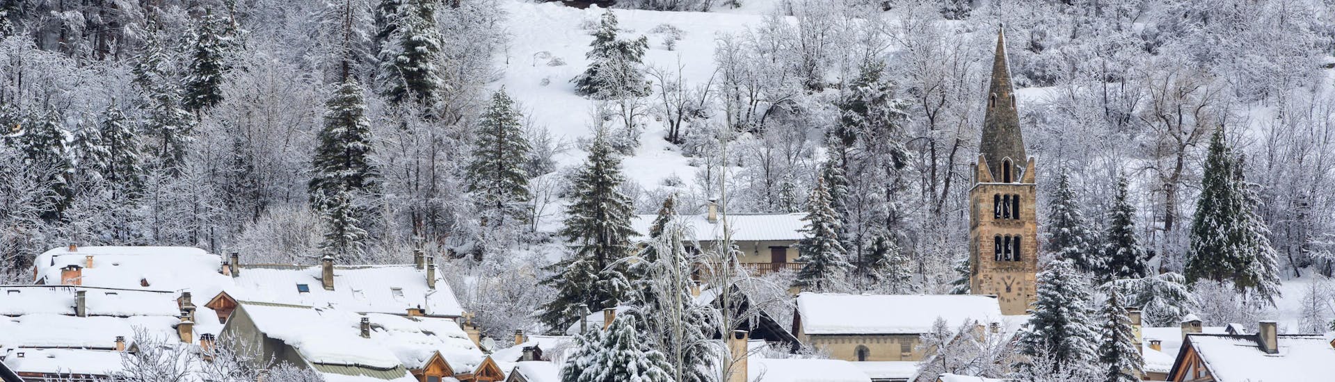 Das kleine Dorf Serre-Chevalier Villeneuve ist mit Schnee bedeckt.