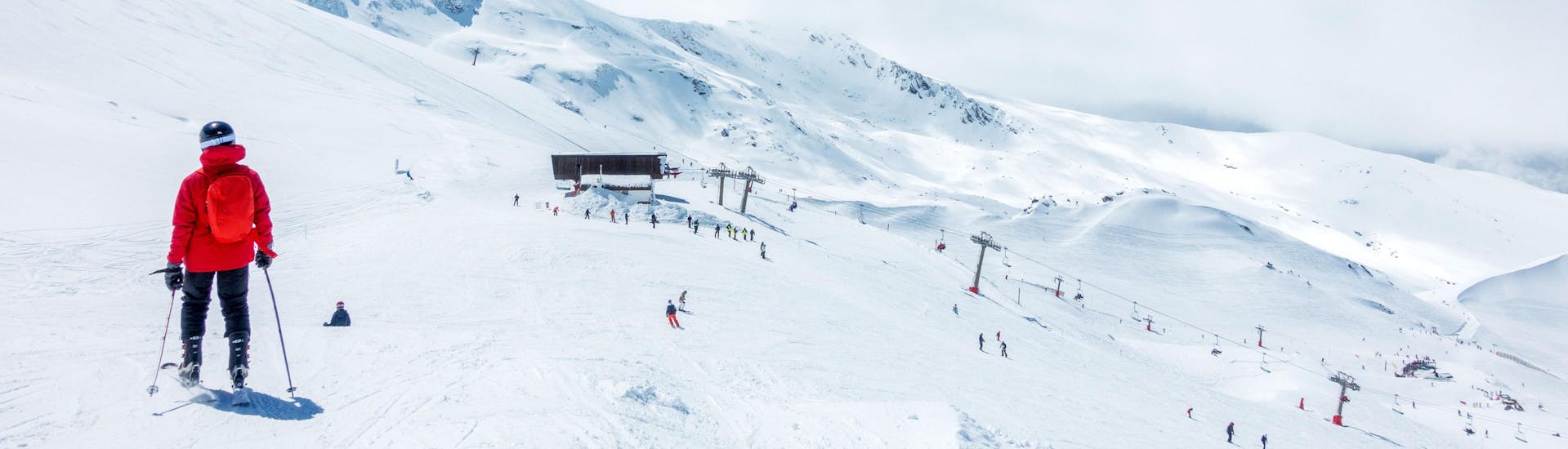 Esquiadores de diferentes escuelas de esquí en las pistas en un día soleado en la estación de esquí de Sierra Nevada, Andalucía.