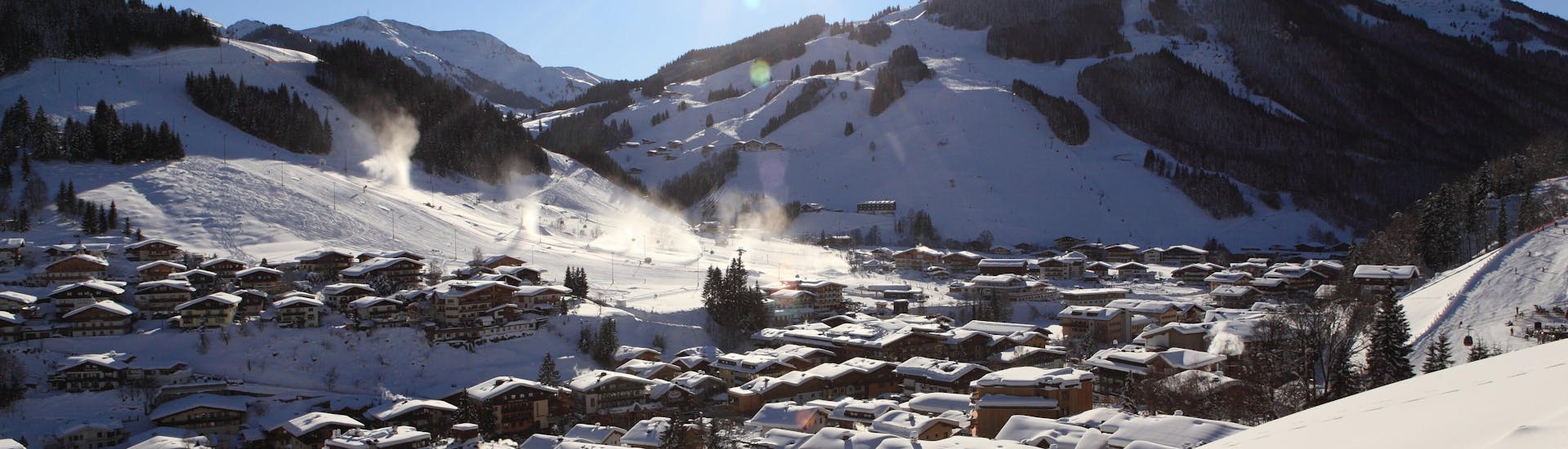 Der Skizirkus in Hinterglemm, wo die Skischulen im Winter Skikurse anbieten. 