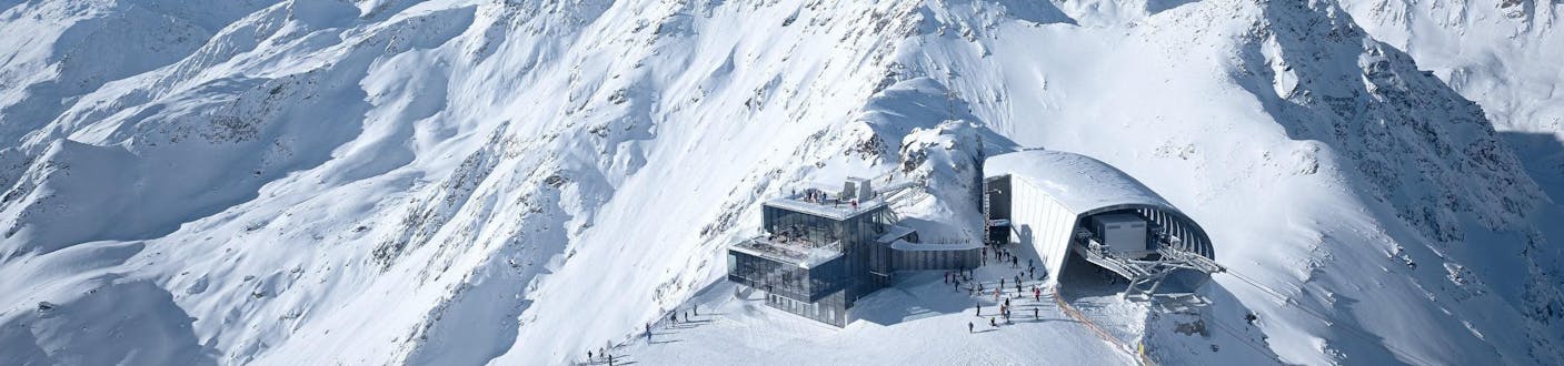 Blick aus der Vogelperspektive auf die Bergstation der Gaislachkoglbahn im Skigebiet Sölden, wo die örtlichen Skischulen eine Bandbreite an Skikursen anbieten.