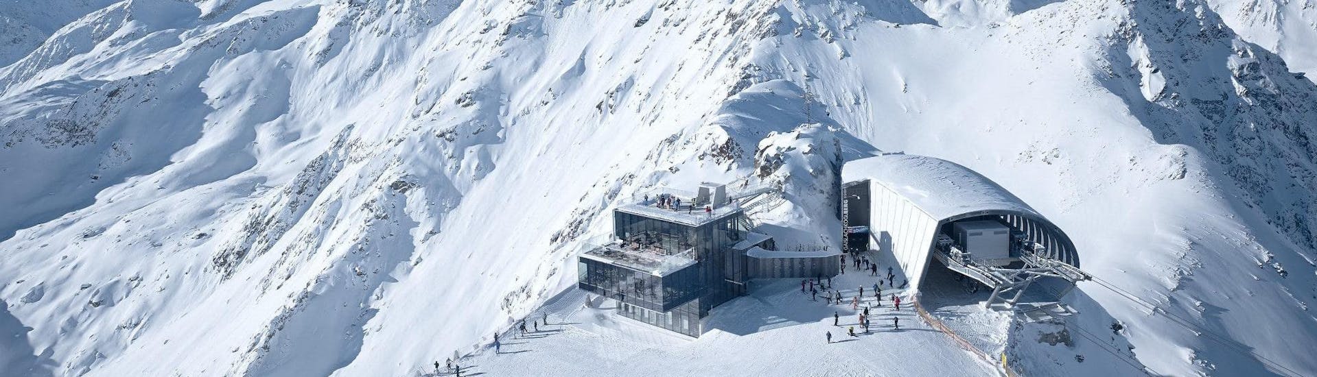 Vue sur un paysage de montagne ensoleillé lors d'un cours de ski avec l'une des écoles de ski de la station de ski Sölden.