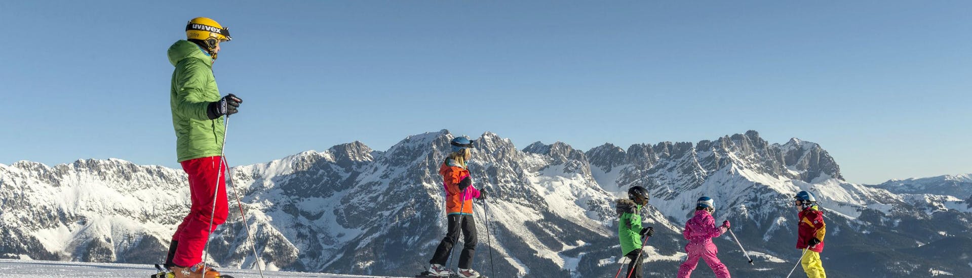 Tijdens een skiles met een skischool in Söll heb je een prachtig uitzicht op zonnige bergen.