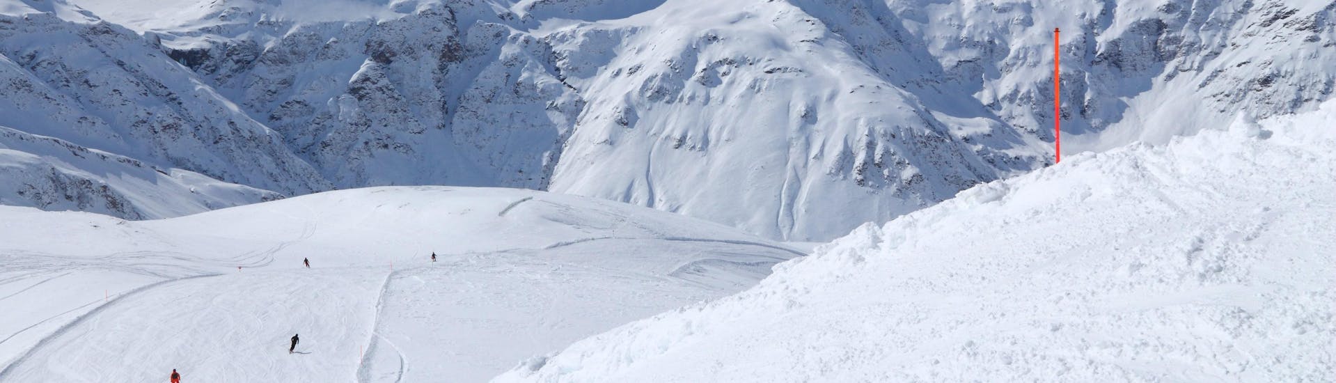 Blick auf die verschneiten Pisten von Sportgastein im Gasteinertal, wo die örtlichen Skischulen ihre Skikurse anbieten.