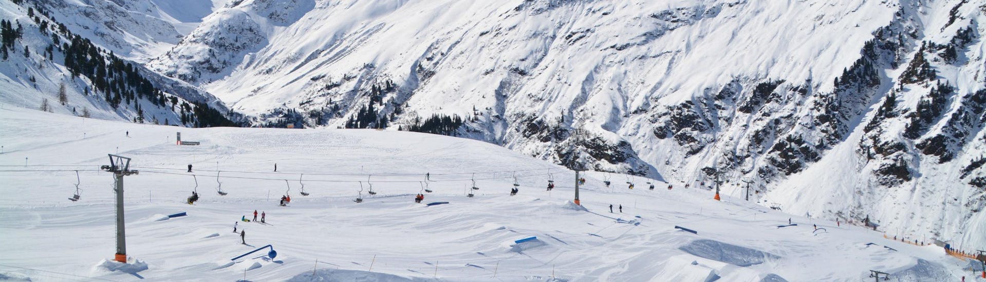 Ein Blick auf die Skipisten von St. Anton, auch bekannt als die Wiege des alpinen Skifahrens, wo örtliche Skischulen für Wintersportfans die das Skifahren lernen wollen Skikurse anbieten.