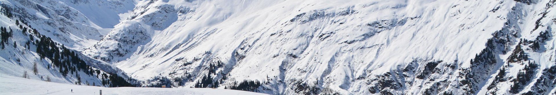Ein Blick auf die Skipisten von St. Anton, auch bekannt als die Wiege des alpinen Skifahrens, wo örtliche Skischulen für Wintersportfans die das Skifahren lernen wollen Skikurse anbieten.