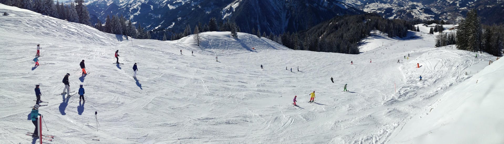 Skiërs genieten van hun skilessen op de pistes van St. Johann-Alpendorf.
