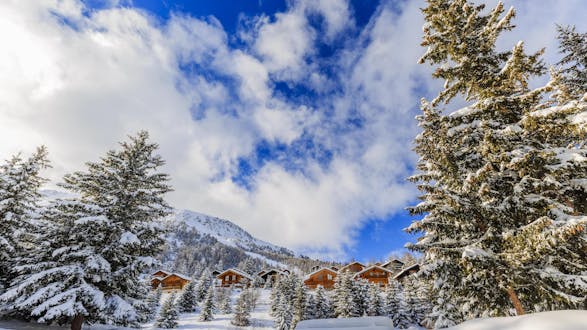 Une photo du paysage hivernal de rêve à Thyon-Veysonnaz, une station de ski suisse populaire où les visiteurs peuvent réserver des cours de ski auprès des écoles de ski locales.