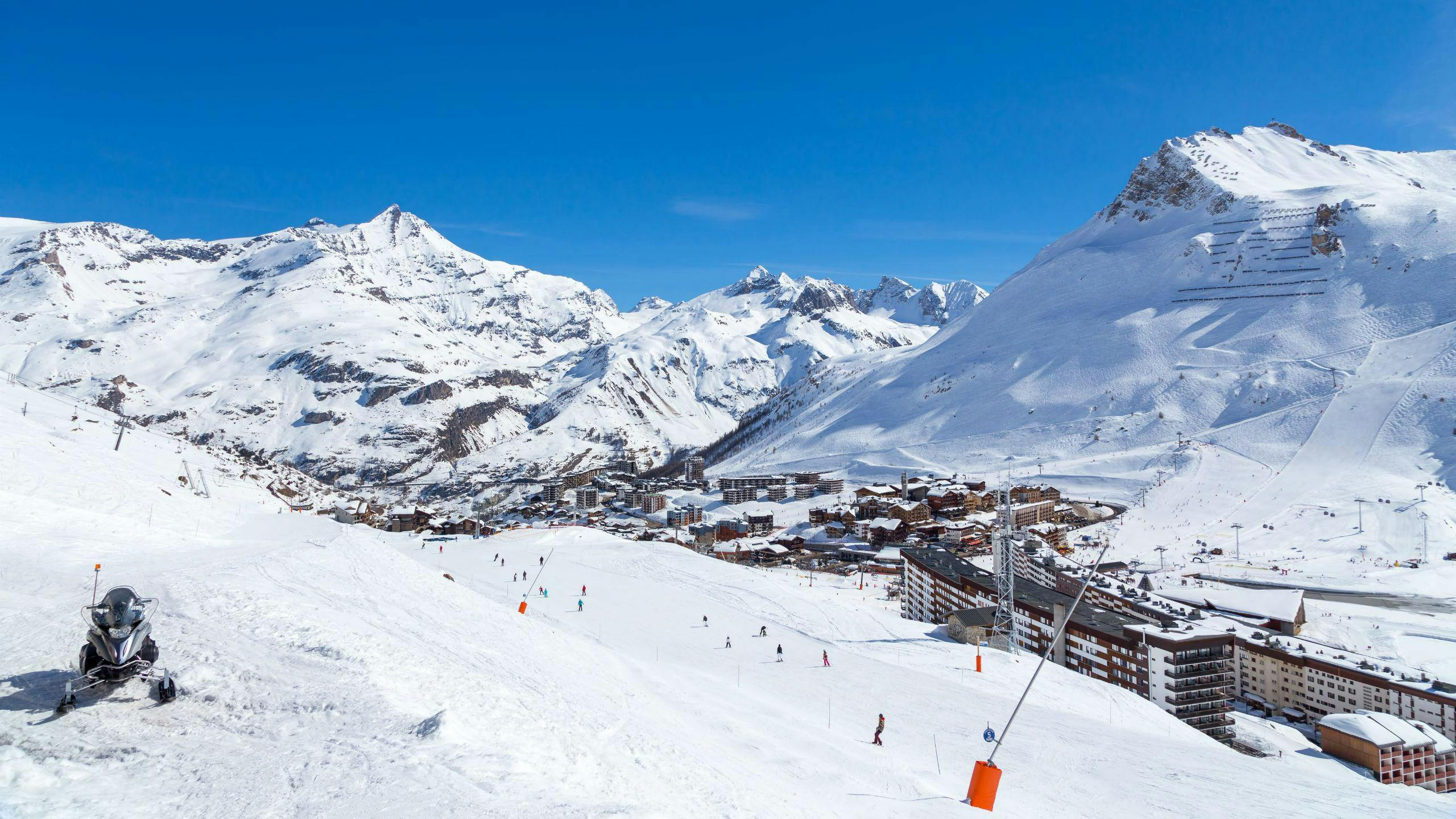 ski-school-tignes_SEM-Resort-Hero A view of the French ski resort of Tignes under the clear blue sky with its many pistes used by the local ski schools to carry out their ski lessons.