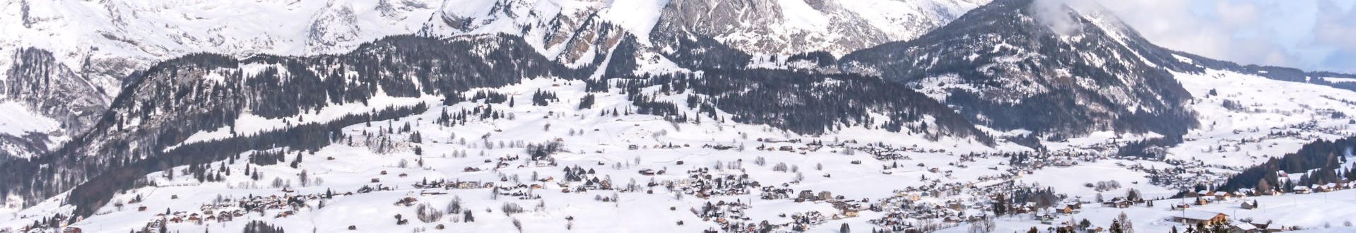 Une photo d'un paysage hivernal enneigé dans la région suisse de Toggenburg où les visiteurs peuvent réserver des cours de ski avec les écoles de ski locales.