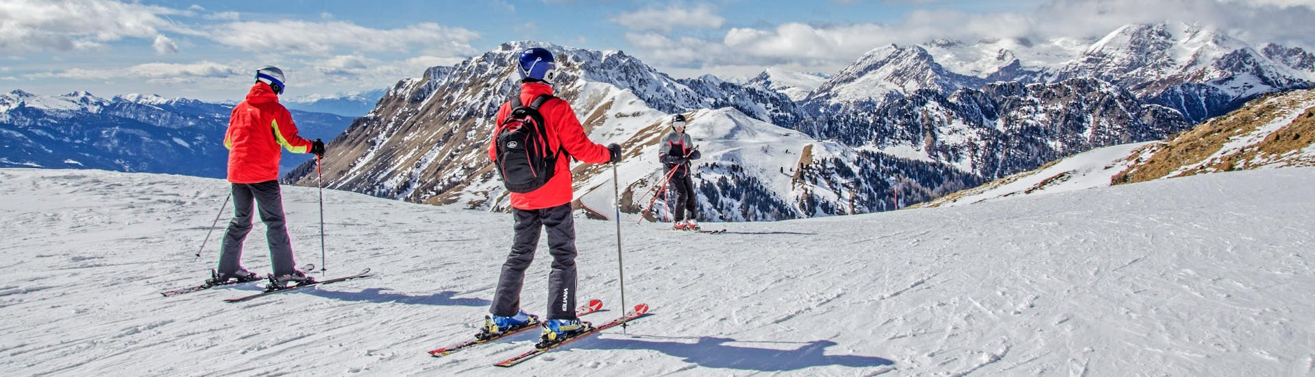 Gli sciatori si godono lo splendido panorama della Val di Fiemme, dove le scuole di sci locali offrono le loro lezioni di sci.