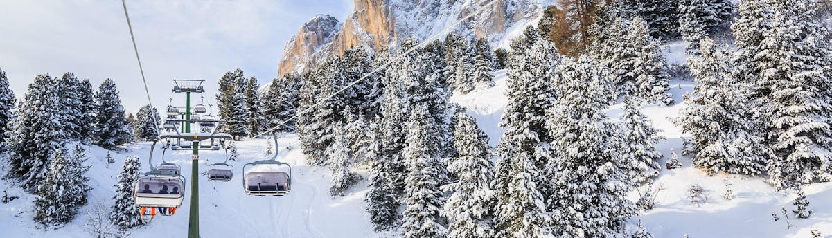 ski-school-val-gardena_SEM-Resort-Hero-1 Skifahrer auf den Pisten des Grödnertals im Skigebiet Dolomiti Superski, wo die örtlichen Skischulen ihre Skikurse anbieten.
