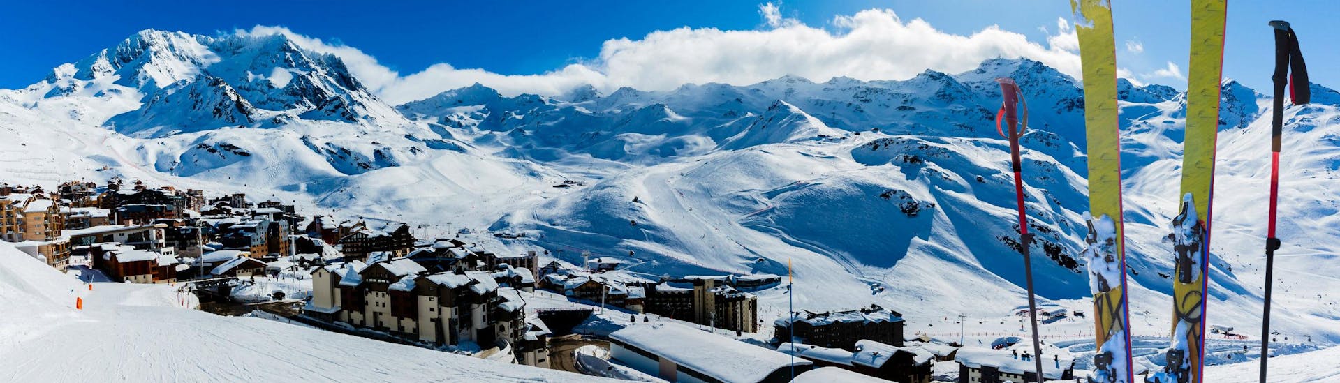 Una vista panoramica del paesaggio montano mentre le persone imparano a siare grazie alle lezioni di sci di una scuola di sci locale presso Les 3 Vallées.