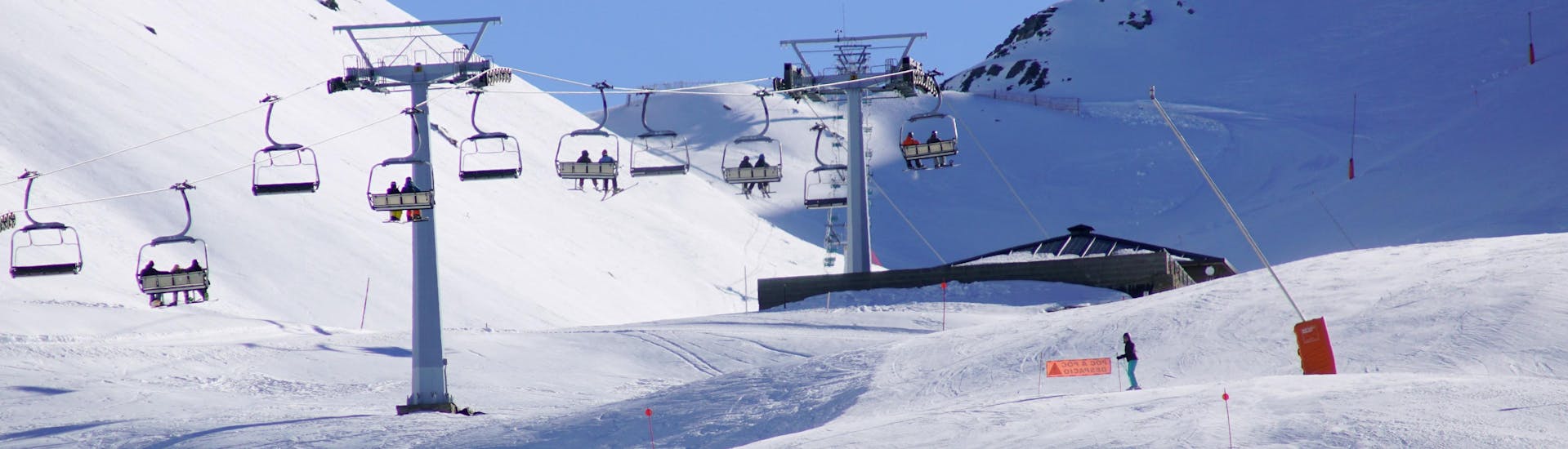 An image of one of the ski slopes in the catalan ski resort of Vall de Boí, where visitors can book ski lessons with the local ski schools.