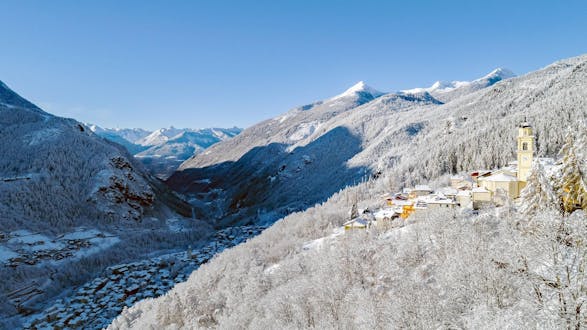 An image of the village of Primolo in the dreamy valley of Valmalenco, a popular place among prospective skiers who want to book ski lessons with one of the local ski schools.