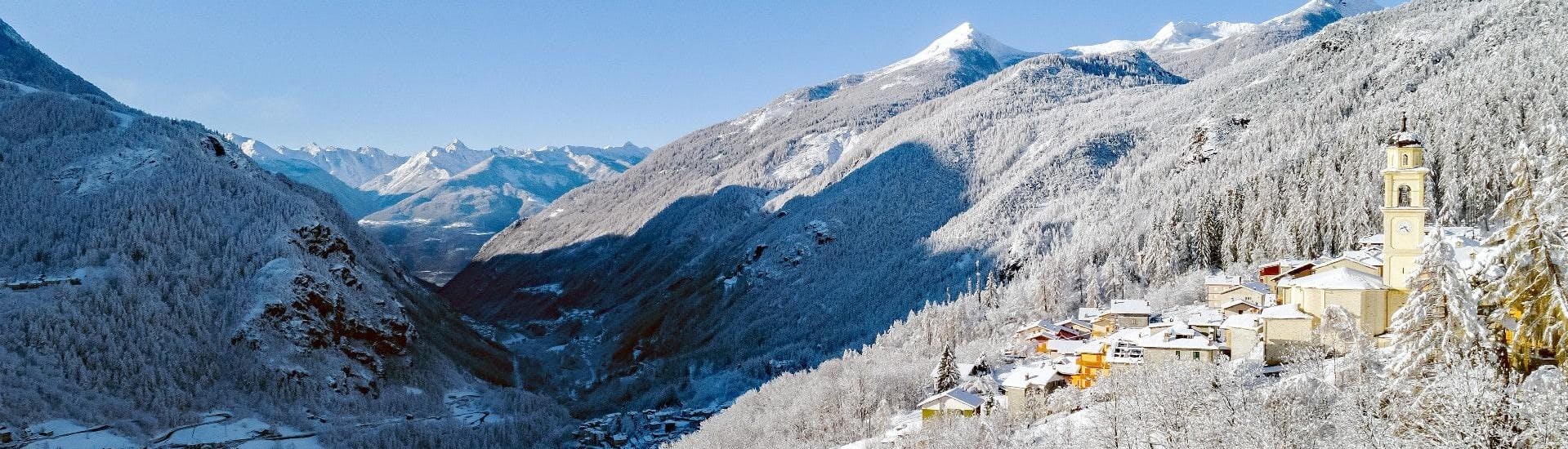 Vista di un villaggio in Valmalenco, dove le scuole di sci locali offrono le loro lezioni di sci.