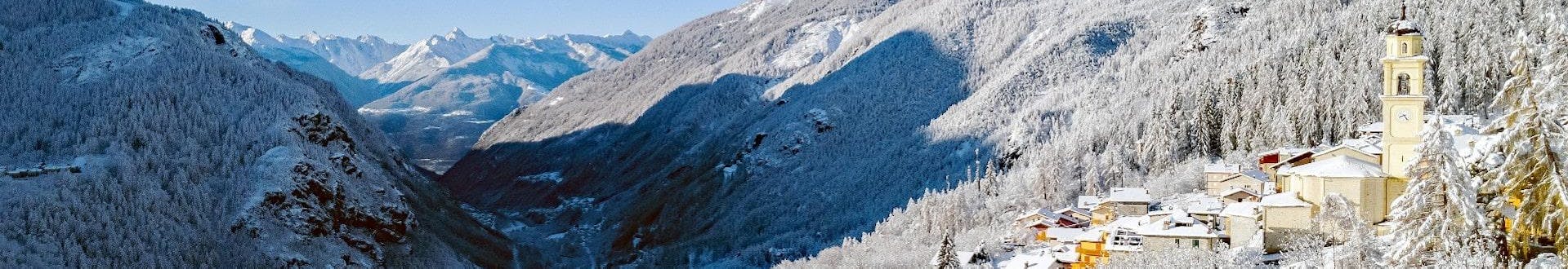 Un'immagine del paese di Primolo nella meravigliosa cornice di Valmalenco, luogo molto popolare tra gli sciatori che vogliono prenotare lezioni di sci con una delle scuole di sci locali.