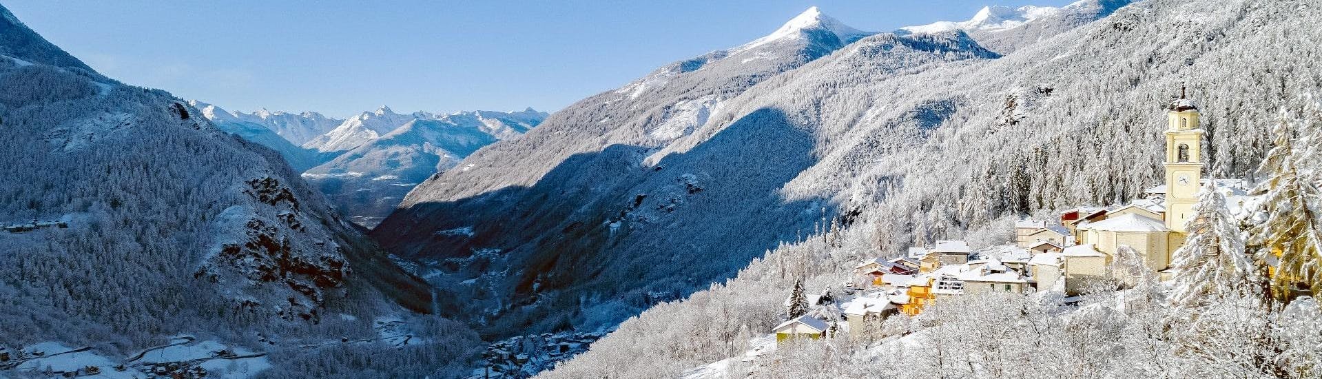 Vista di un villaggio in Valmalenco, dove le scuole di sci locali offrono le loro lezioni di sci.