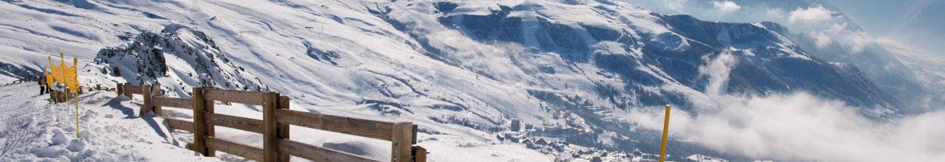 Vue sur le ciel bleu surplombant les montagnes de Valmorel où les écoles locales proposent des cours de ski.