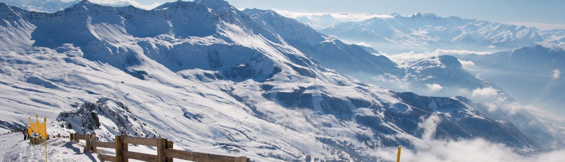 Vue sur le ciel bleu surplombant les montagnes de Valmorel où les écoles locales proposent des cours de ski.