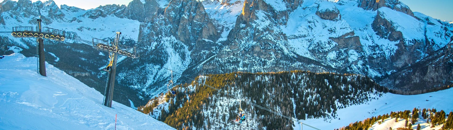 Vista di una stazione sciistica in Veneto dove le scuole di sci offrono lezioni di sci. 