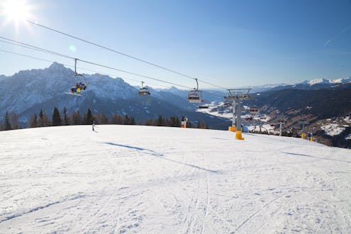Skiërs op de piste en in de skilift in Versciaco - Monte Elmo in Italië.