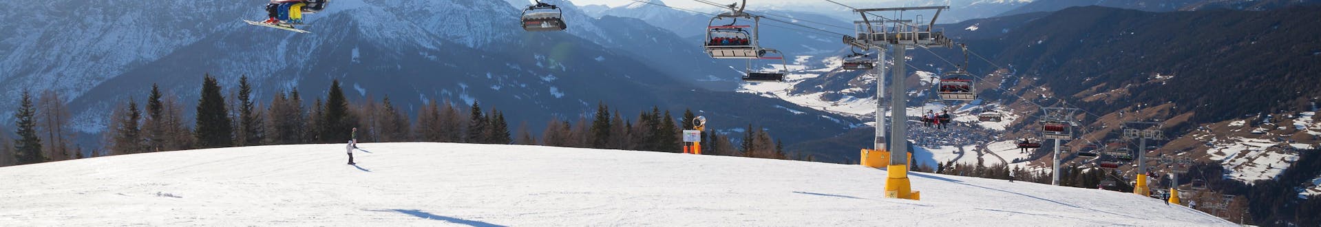 Skiërs op de piste en in de skilift in Versciaco - Monte Elmo in Italië.