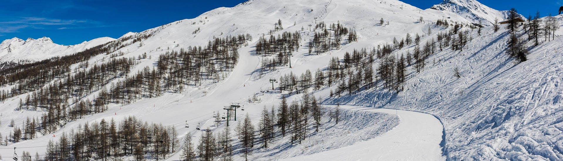 Ein Blick auf die Skipisten von Vialattea im Piemont, wo örtliche Skischulen ihre Skikurse durchfüren.