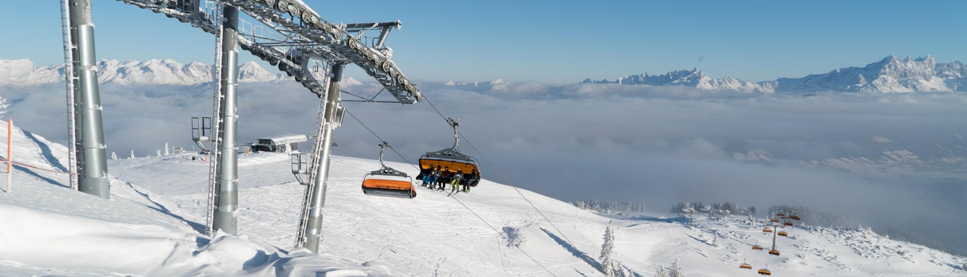 Een skilift in het skigebied van Wagrain in Oostenrijk, waar je skilessen kunt boeken.