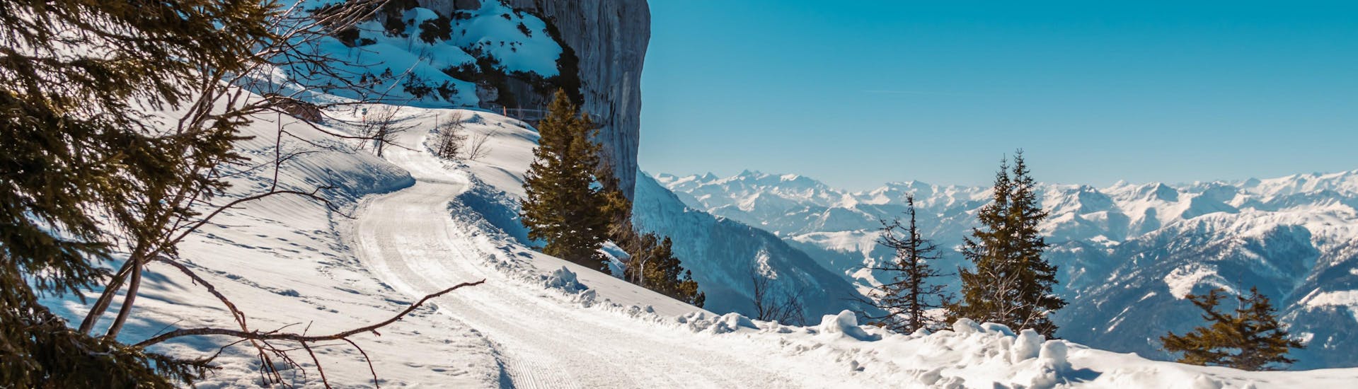 Ein Blick über das traumhafte Bergpanorama um Waidring-Steinplatte, einem beliebten österreichischen Skigebiet in dem man bei einer der örtlichen Skischulen einen Skikurs buchen kann.