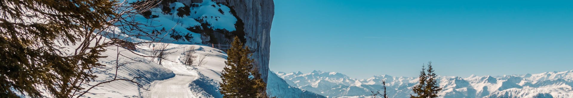 Ein Blick über das traumhafte Bergpanorama um Waidring-Steinplatte, einem beliebten österreichischen Skigebiet in dem man bei einer der örtlichen Skischulen einen Skikurs buchen kann.