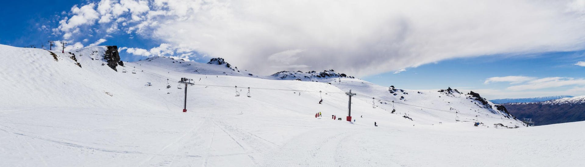 An image of the snow park in the Cardrona Alpine Resort close to Wanaka, where visitors can book ski lessons and learn to ski.