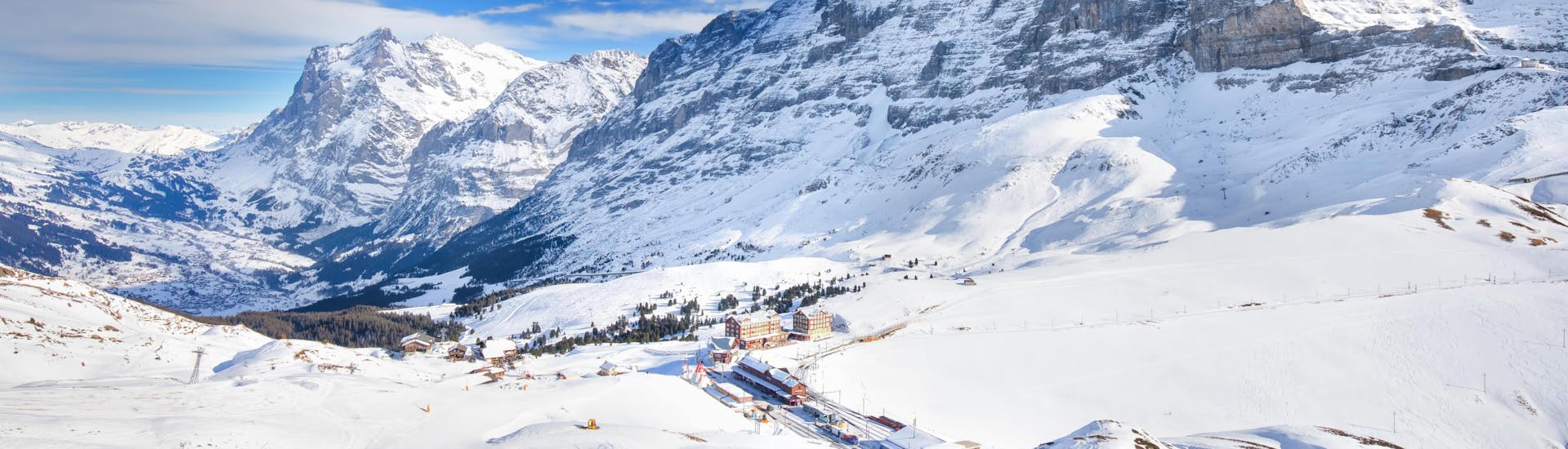 Blick auf die verschneiten Pisten von Wengen in der Jungfrauregion, wo viele Skischulen ihre Skikurse anbieten.