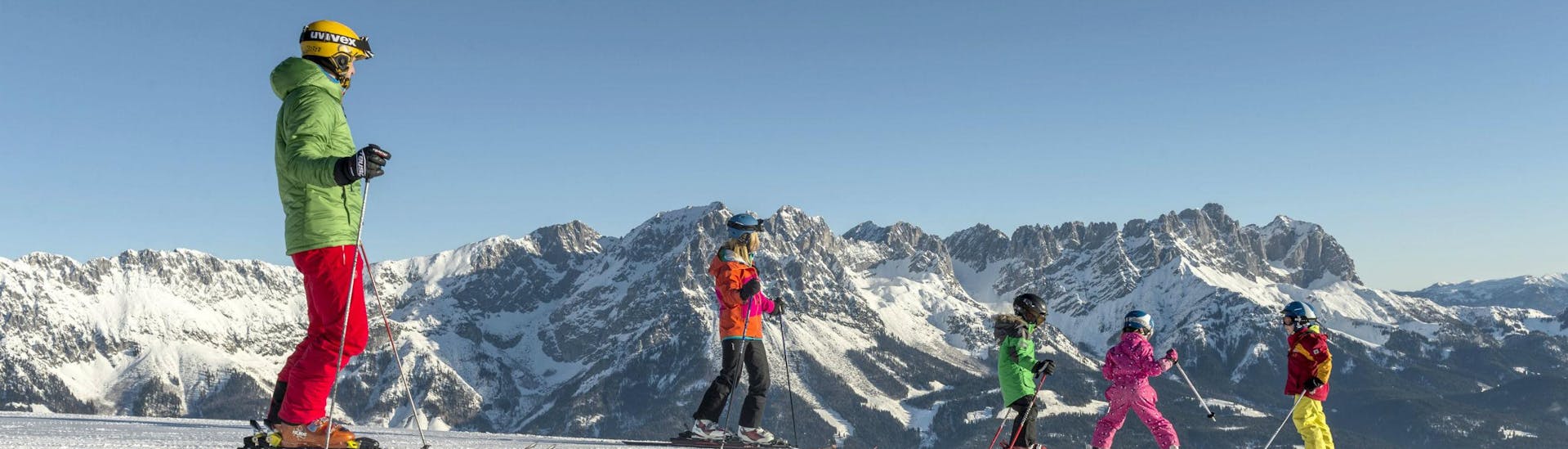 Eine Familie verbringt einen gemeinsamen Tag auf den Skipisten von Westendorf, wo örtliche Skischulen ihre Skikurse für all jene die das Skifahren lernen wollen durchführen.
