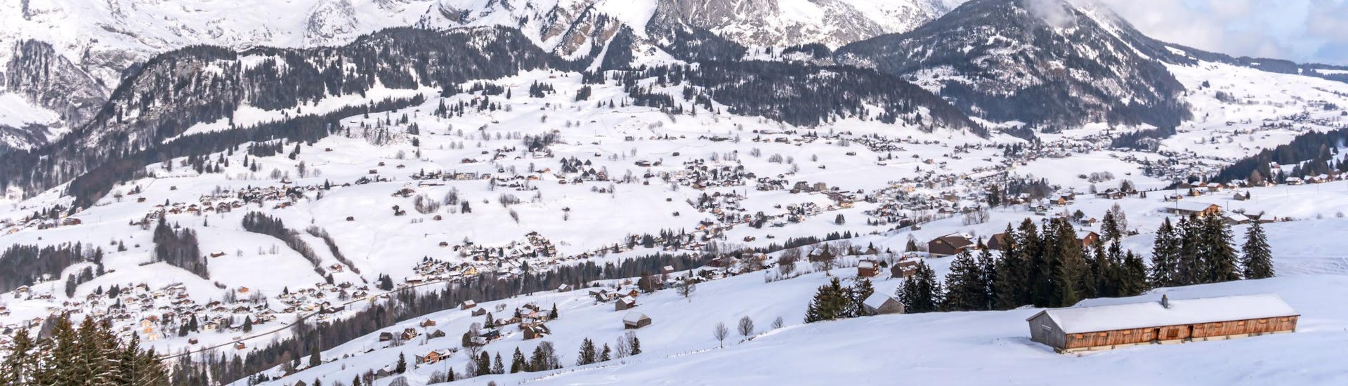 Ein Blick auf Wildhaus in der Schweizer Region Toggenburg im Kanton St. Gallen, wo Besucher bei den örtlichen Skischulen eine Skikurs buchen können.