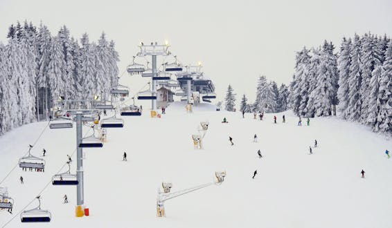 An image of skiers and snowboarders enjoying theimselves on the ski slope in Winterberg, where local ski schools offer a range of ski lessons to visitors who want to learn to ski.