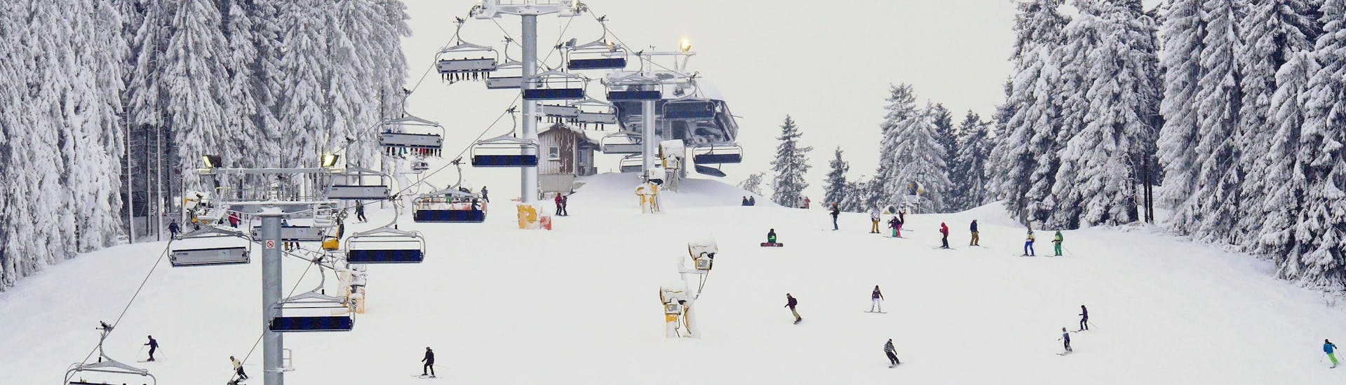 Vista del paesaggio montano soleggiato durante un corso di sci con scuole di sci a Winterberg.