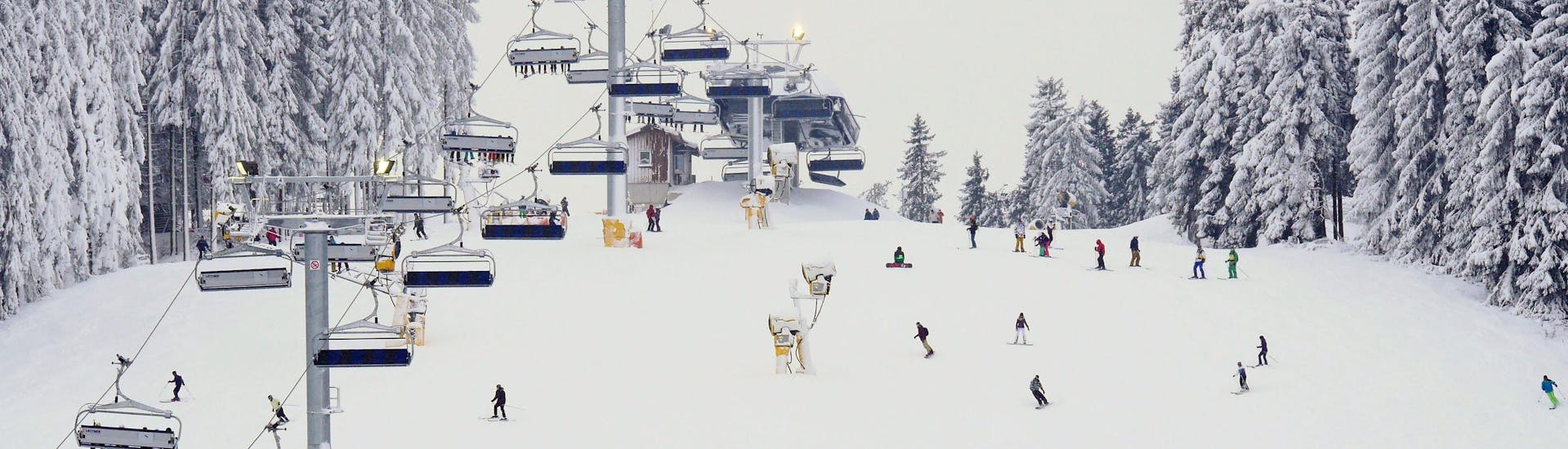 Des skieurs sur les pistes de Winterberg.